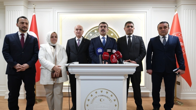 Bakan Tekin: Hep beraber taşın altına elimizi koyalım
