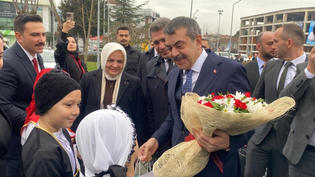 Bakan Tekin: Hep beraber taşın altına elimizi koyalım