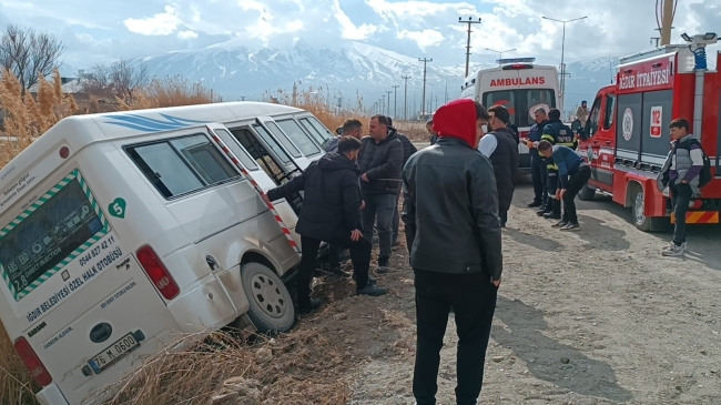 Korkutan kaza! Tahliye kanalına düştü
