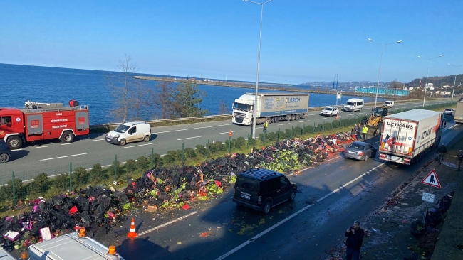 TIR kağıt gibi ezildi! Sebzeler karayoluna saçıldı