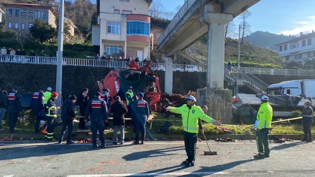 TIR kağıt gibi ezildi! Sebzeler karayoluna saçıldı