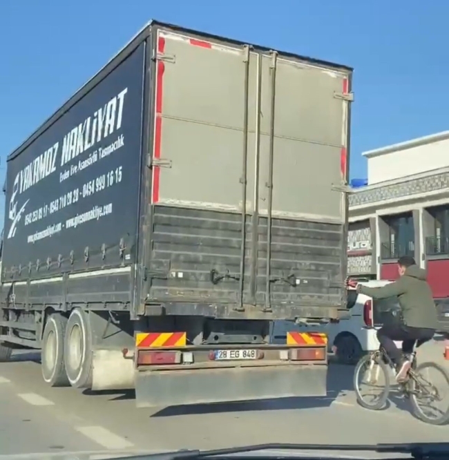 Bursa'da bisikletli genç kazaya davetiye çıkardı