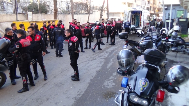 Emniyetin önünde bıçaklı kavga!