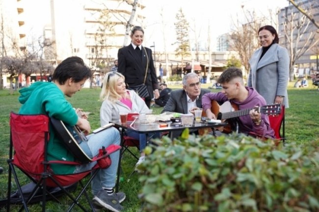 AK Parti Nilüfer Belediye Başkan adayı Çolak'tan gençlerle müzik sohbeti