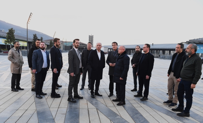 Efkan Ala'dan Osmangazi Meydanı'na tam not