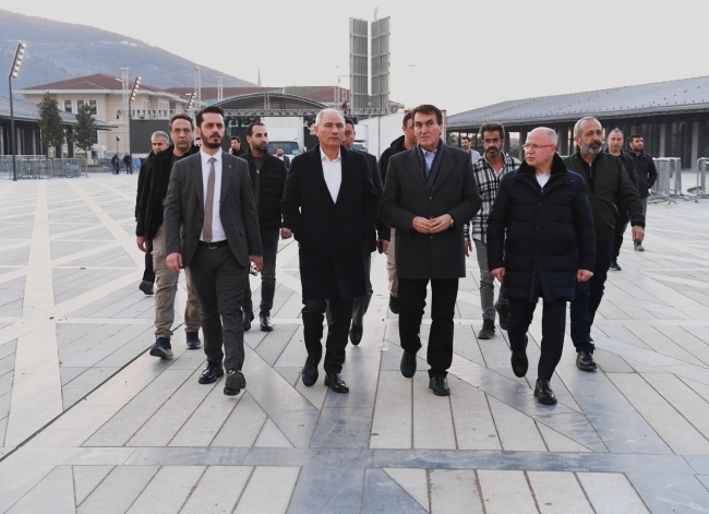 Efkan Ala'dan Osmangazi Meydanı'na tam not