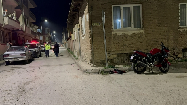 Bursa'da feci kaza! Motosikletli otomobile çarptı
