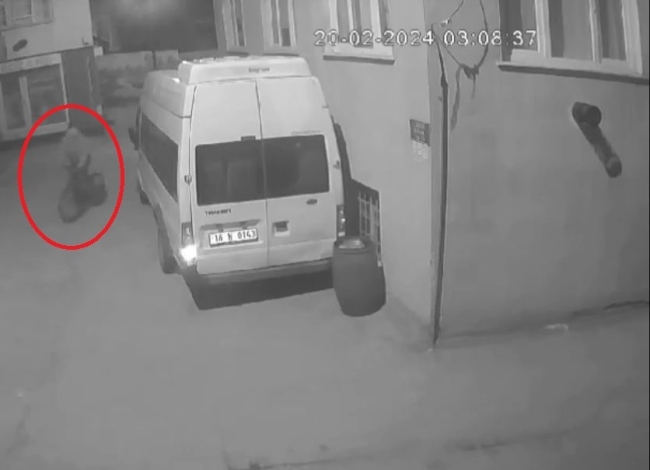 Bursa'da böyle hırsızlık görülmedi! Düşe kalka montu çaldı