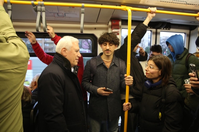 Bursa Büyükşehir Başkan adayı Bozbey, metroda gençlerle sohbet etti