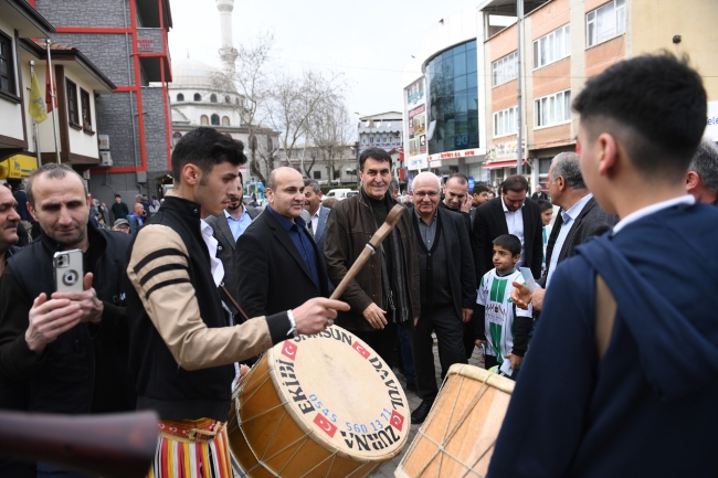 Başkan Dündar'a Küçükbalıklı'da sevgi seli