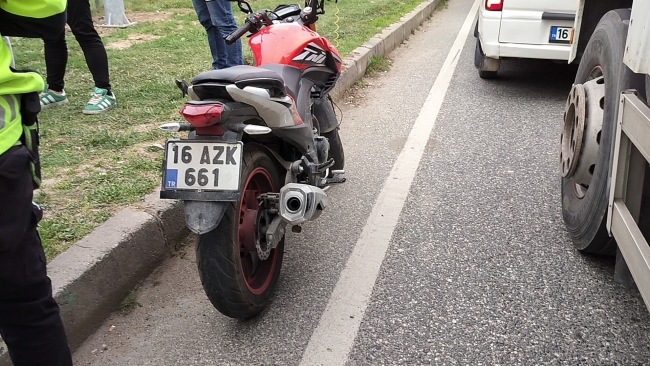 Bursa'da aynı yolda bir kaza daha! 2 kişi yaralandı