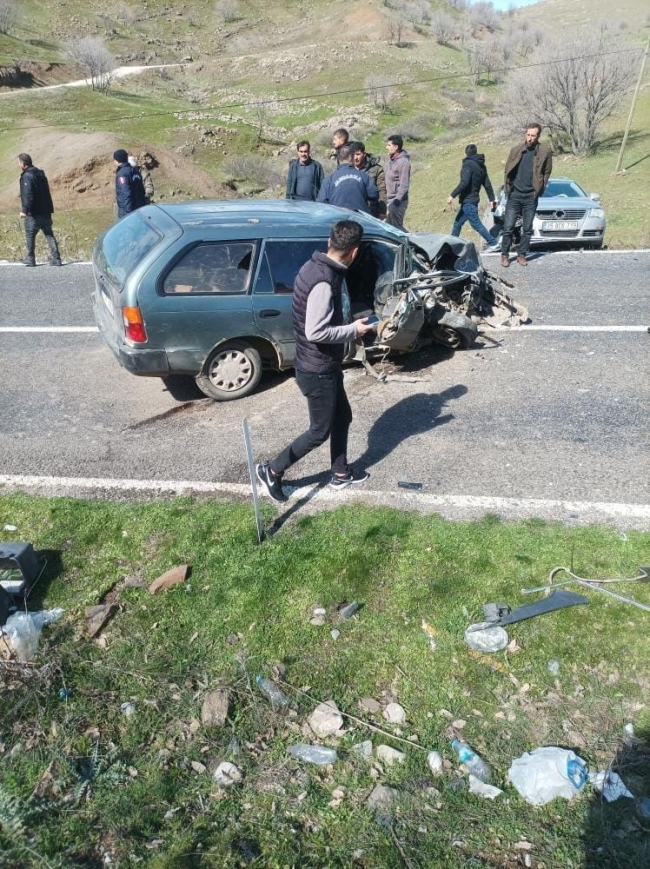 İki otomobil kafa kafaya çarpıştı!