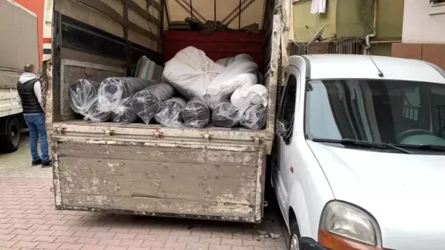 Ölümden dönen sürücü kamyonetle aracının arasına sıkıştı!