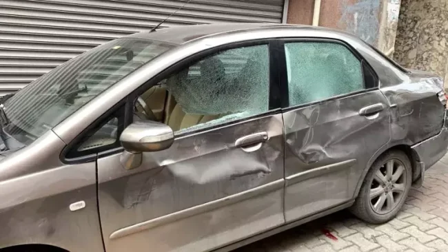 Ölümden dönen sürücü kamyonetle aracının arasına sıkıştı!
