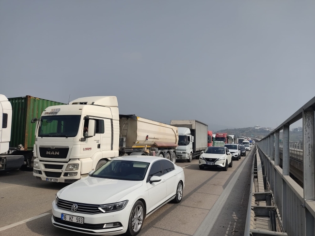 Bursa'da bu yola sakın girmeyin! Tamamen kilitlendi