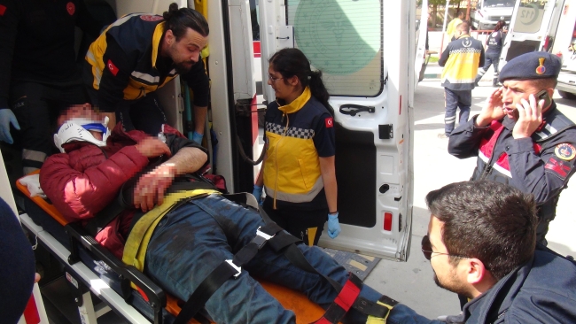 Yolcu minibüsü ile otomobil çarpıştı: Ölü ve yaralılar var!