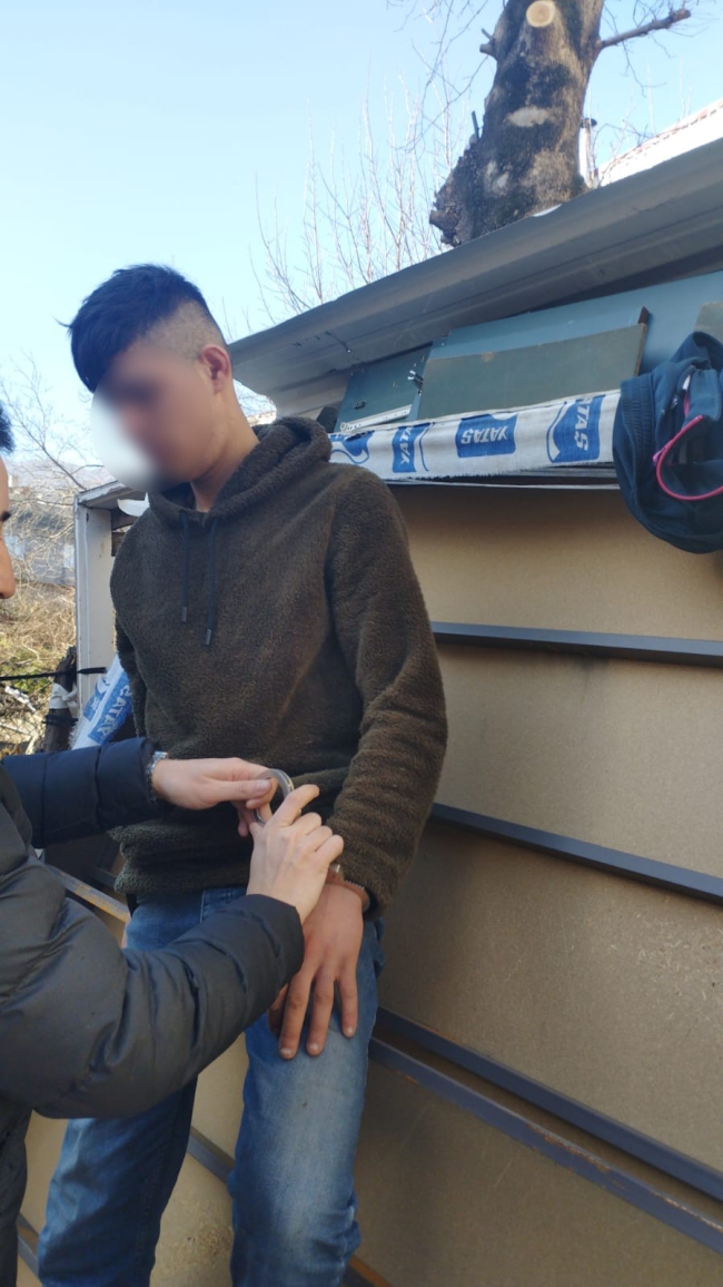 Böyle pişkinlik görülmedi! Çıktığı ağaçtan polise el salladı