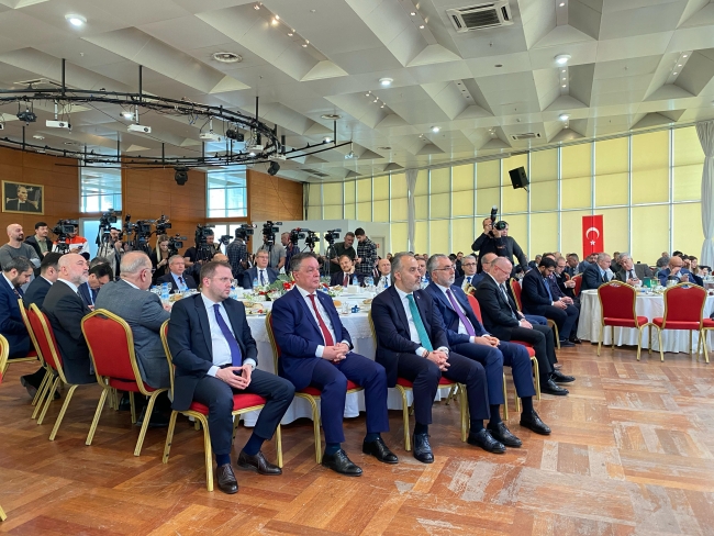 Çalışma ve Sosyal Güvenlik Bakanı Vedat Işıkhan Bursa'da STK temsilcileriyle bir araya geldi
