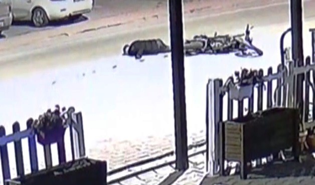 Feci kaza! Motosikletler kafa kafaya çarpıştı