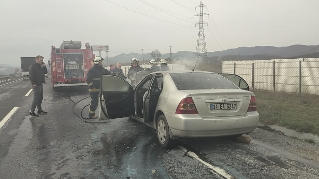 Bursa'da seyir halindeki otomobil cayır cayır yandı!