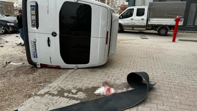 Bursa'da faciadan dönüldü! Servis minibüsü ile otomobil çarpıştı