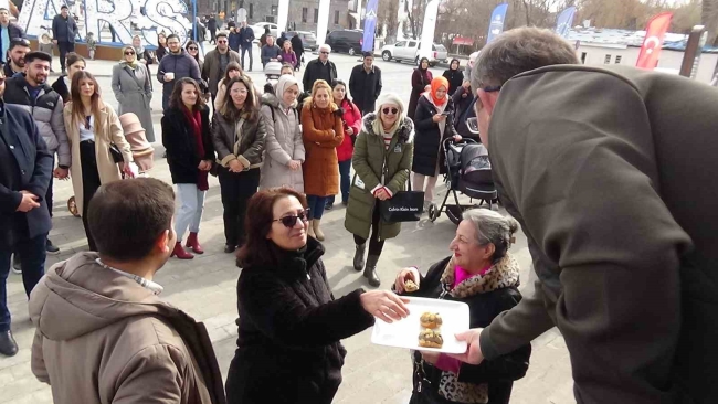 Esra Tokelli ciğerle şov yaptı