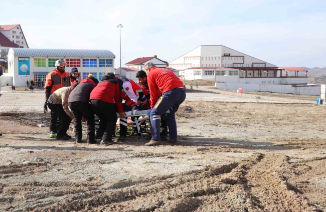 Kayak yaparken ayağını kırdı