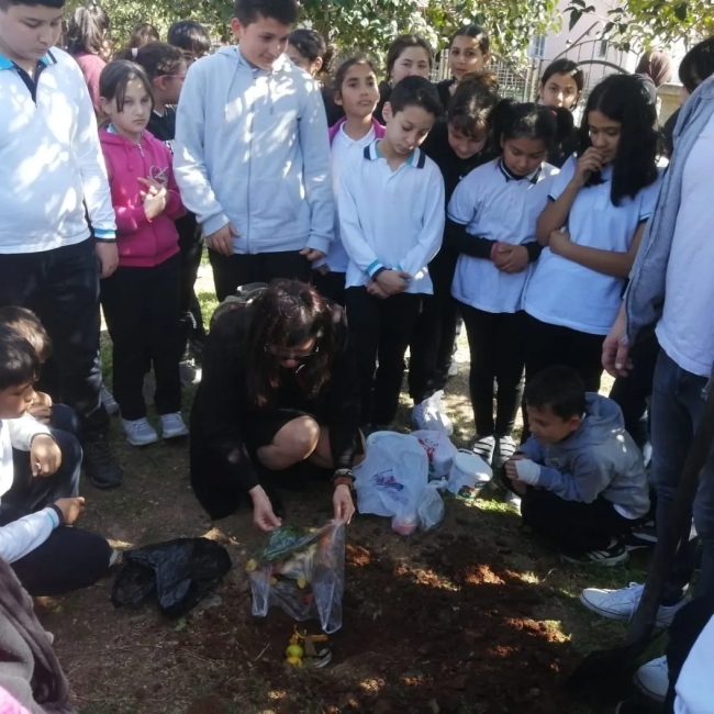 Ortaokul öğrencilerine kompost süreci hakkında eğitimler verildi