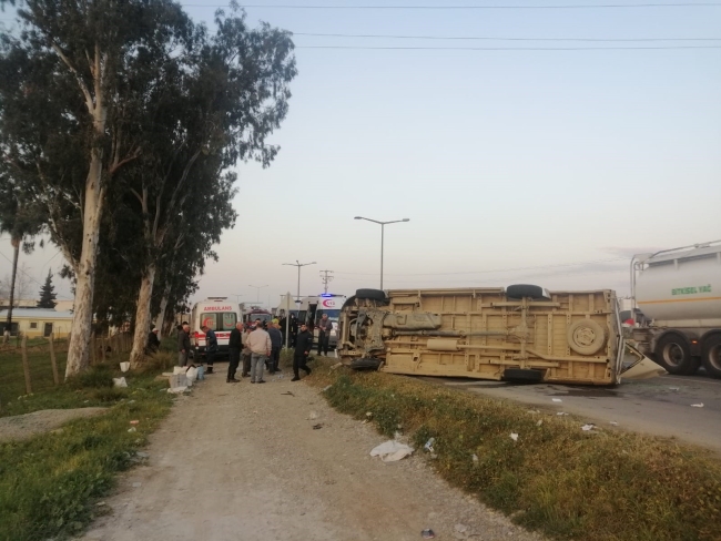 Feci kaza! Minibüs ile kamyonet çarpıştı