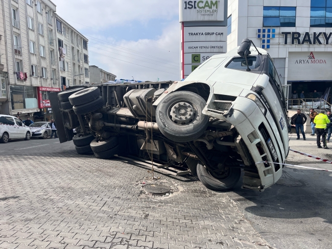 Virajı alamadı araçların üzerine devrildi!