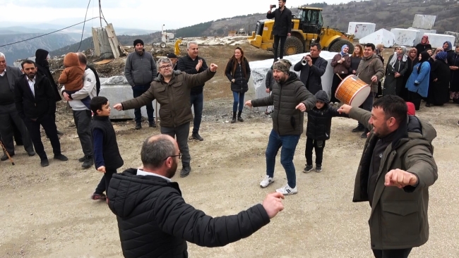 Bursa'da mahkeme kararını duyan köylülerden kutlama
