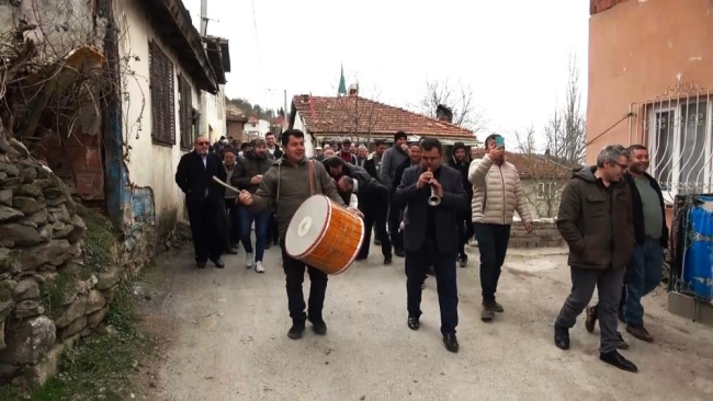 Bursa'da mahkeme kararını duyan köylülerden kutlama