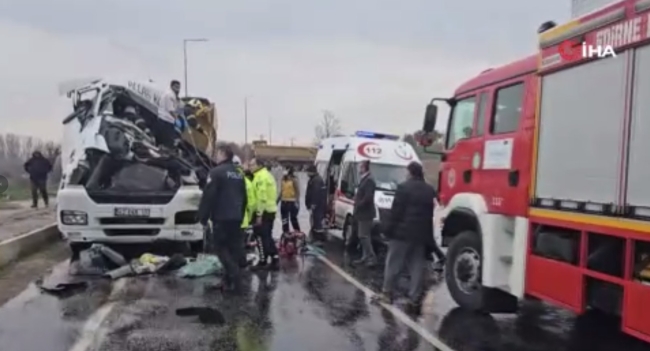 Edirne'de iki hafriyat kamyonu çarpıştı! Bir ölü var