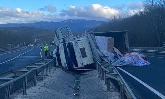 Bursa'da feci kaza! Malzemeler yola saçıldı