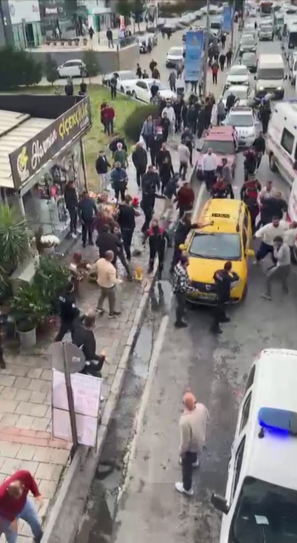 Trafikteki laf dalaşı silahlı kavgaya dönüştü