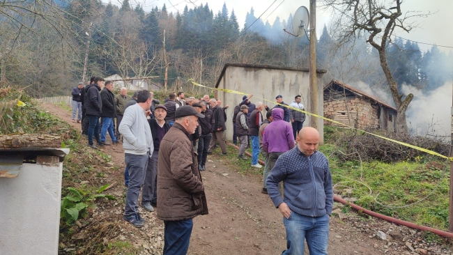 Kastamonu'da 3 katlı ev küle döndü