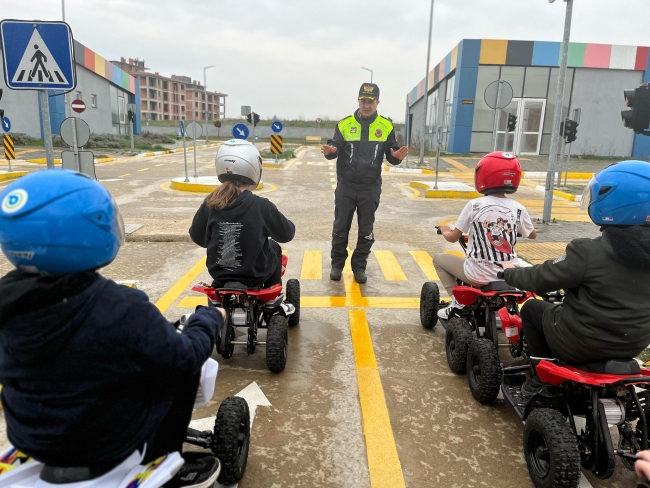 Öğrencilere trafik bilgisi verildi