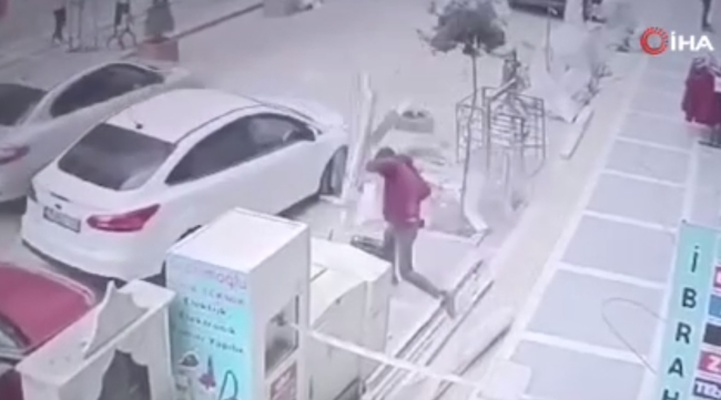 Gencin başına kapı düştü