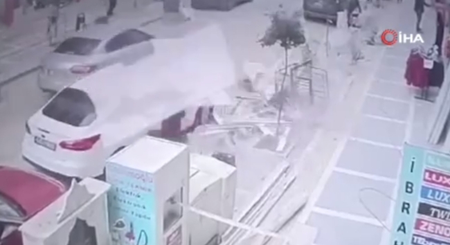 Gencin başına kapı düştü