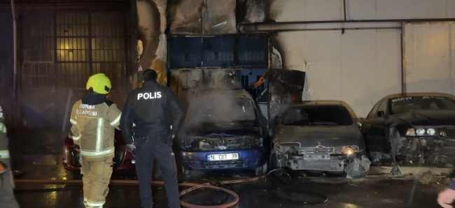Bursa'da oto tamirhanesinde çıkan yangın araçları küle çevirdi