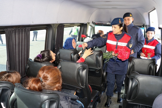 Kadın jandarmalardan büyük jest