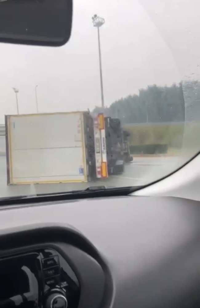 Bursa'da kontrolden çıkan TIR devrildi