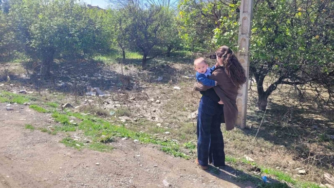 Gazeteci kadın haberlere bebeğiyle gidiyor