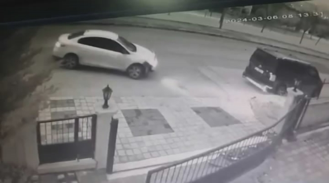 Bursa'da bir araç sitenin girişine çarpıp kaçtı