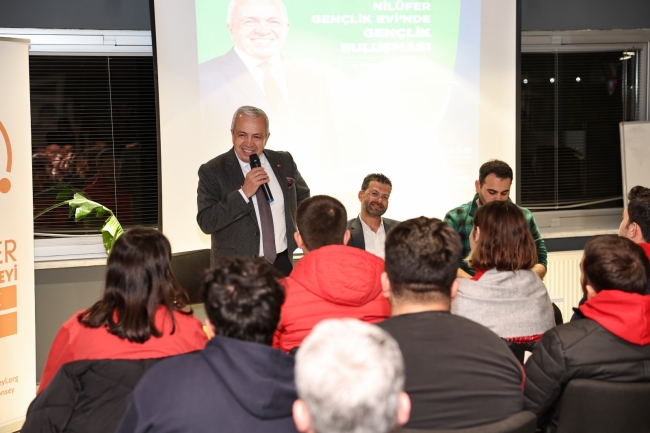 Şadi Özdemir üniversiteli öğrencilerle bir araya geldi