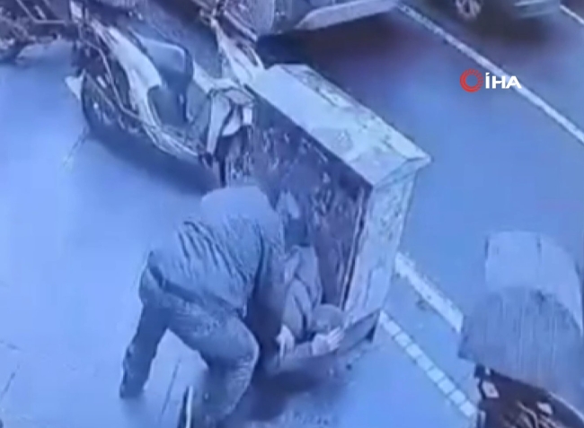 Husumetlisinin kafasına taşla saldırdı