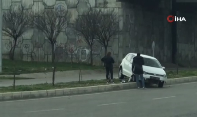 Virajı alamayan otomobil refüje çıktı