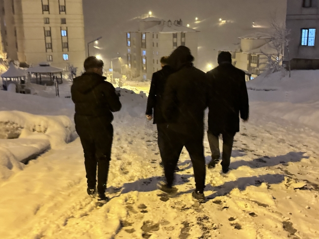Kayıp oğlunu ağlayarak aradı