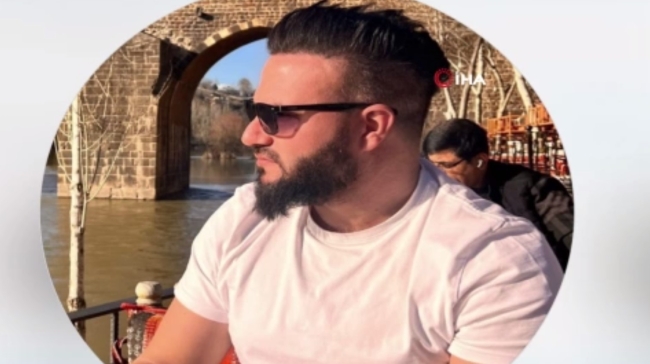 Motor sürücüsü arabanın altında kaldı