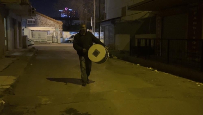 Ramazan davulcuları vatandaşı ilk sahuruna kaldırdı